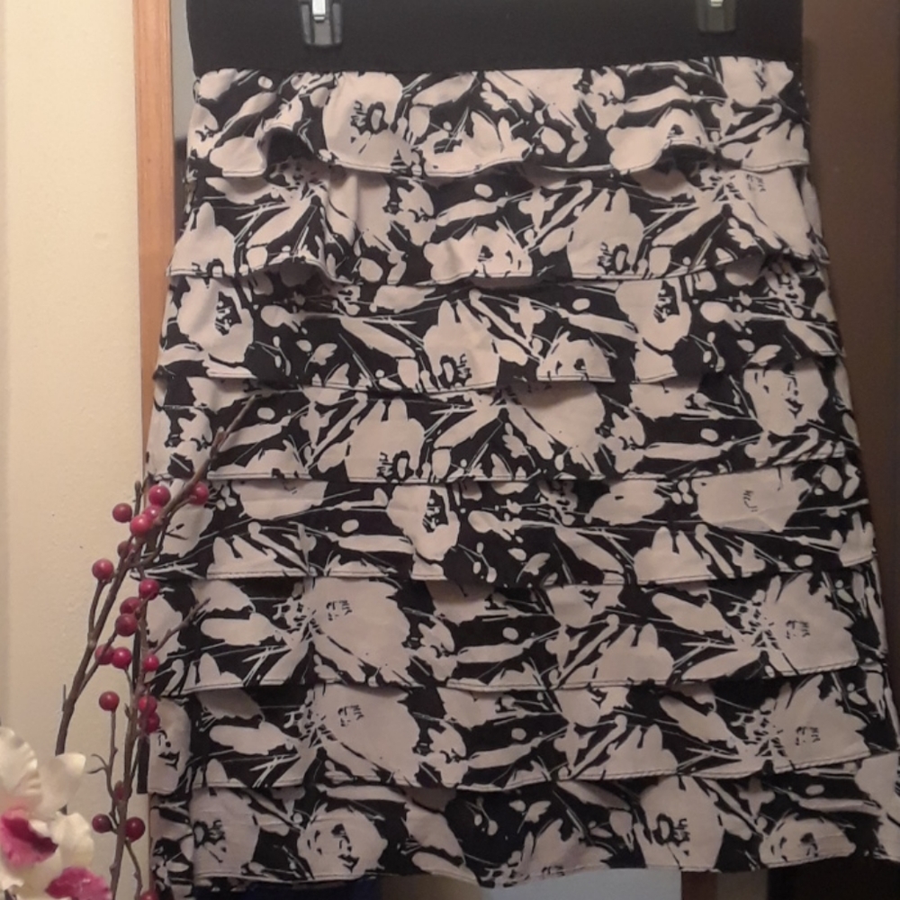 CREAM  AND BLACK SKIRT